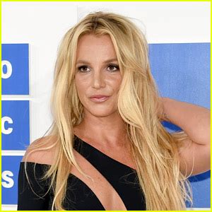 britney spears naked on the beach|Britney Spears Poses Completely Naked on the Beach in New。